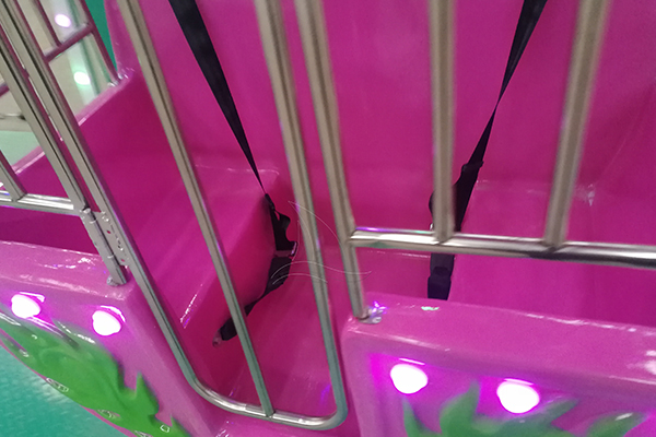 the safety device of the kiddie Ferris wheel
